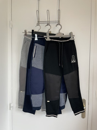 image de 4 joggings enfant avec des patchs au genou