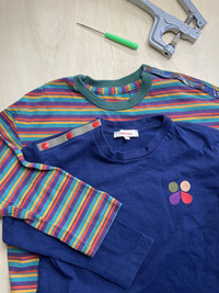 image de patte de boutonage ajoutée sur l'épaule d'un tshirt enfant