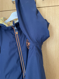 image de manteau réparé sous l'aisselle avec réparation invisible